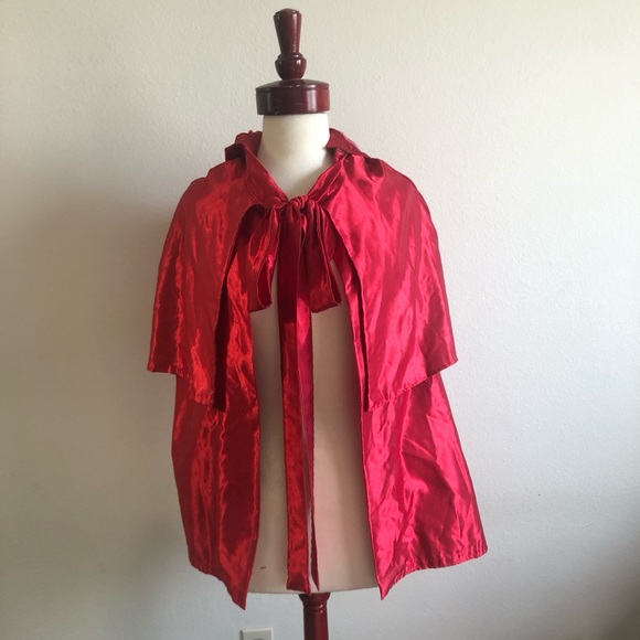 Red cape with detachable hood (Taylor’s Version) - Picture 4 of 5